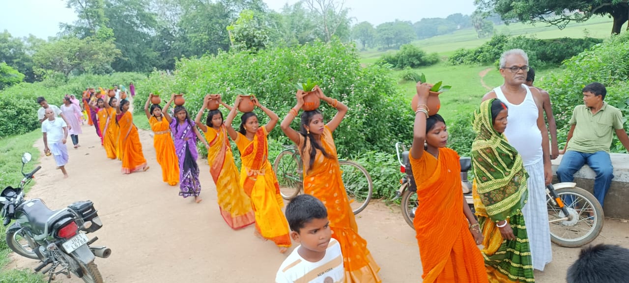 रक्षा काली मंदिर में प्रतिमा की प्राण प्रतिष्ठा को लेकर निकाली कलश यात्रा
