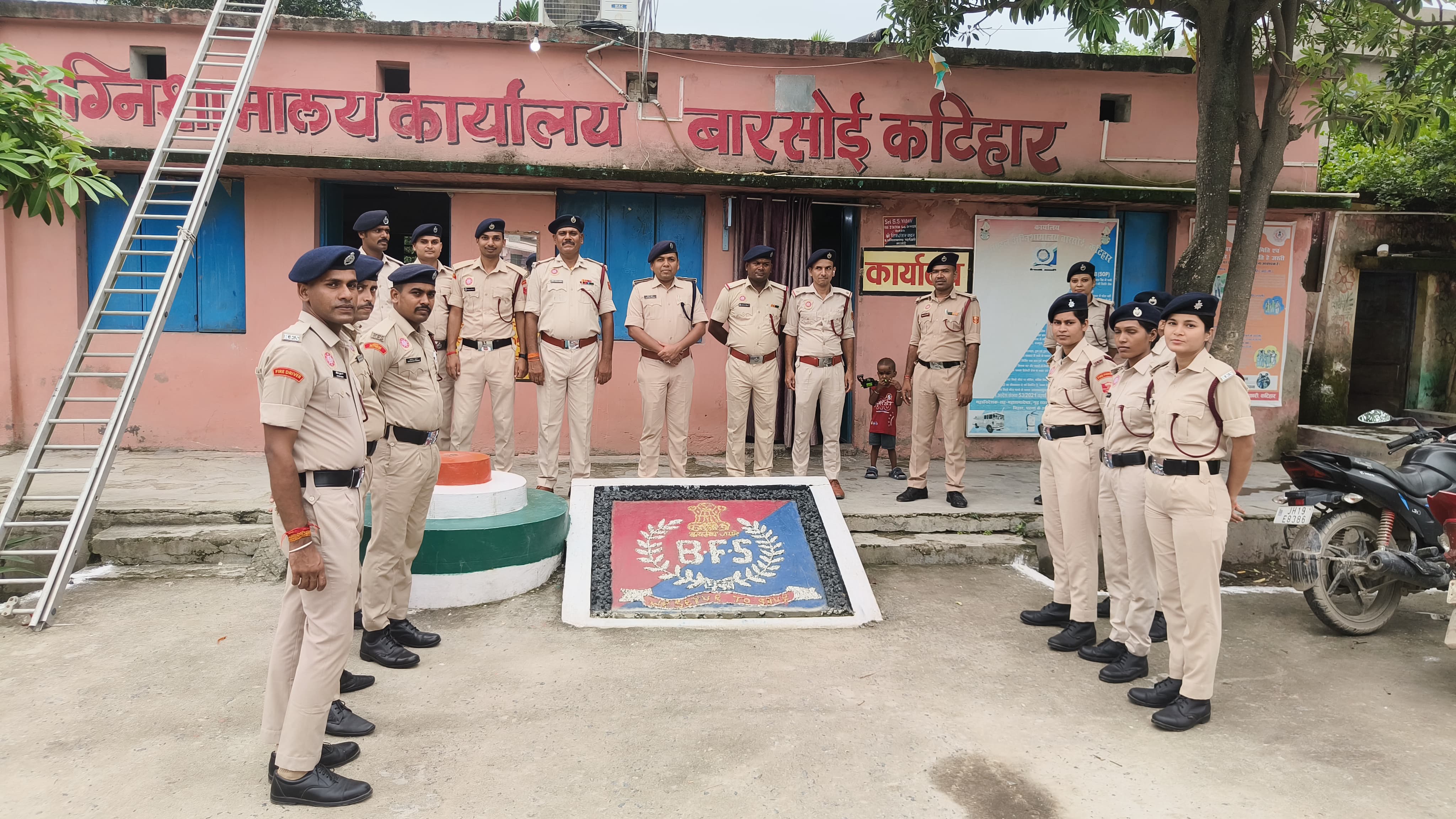 बारसोई अग्निशमन कार्यालय का जिला अग्निशमन पदाधिकारी ने किया निरीक्षण, निर्देश