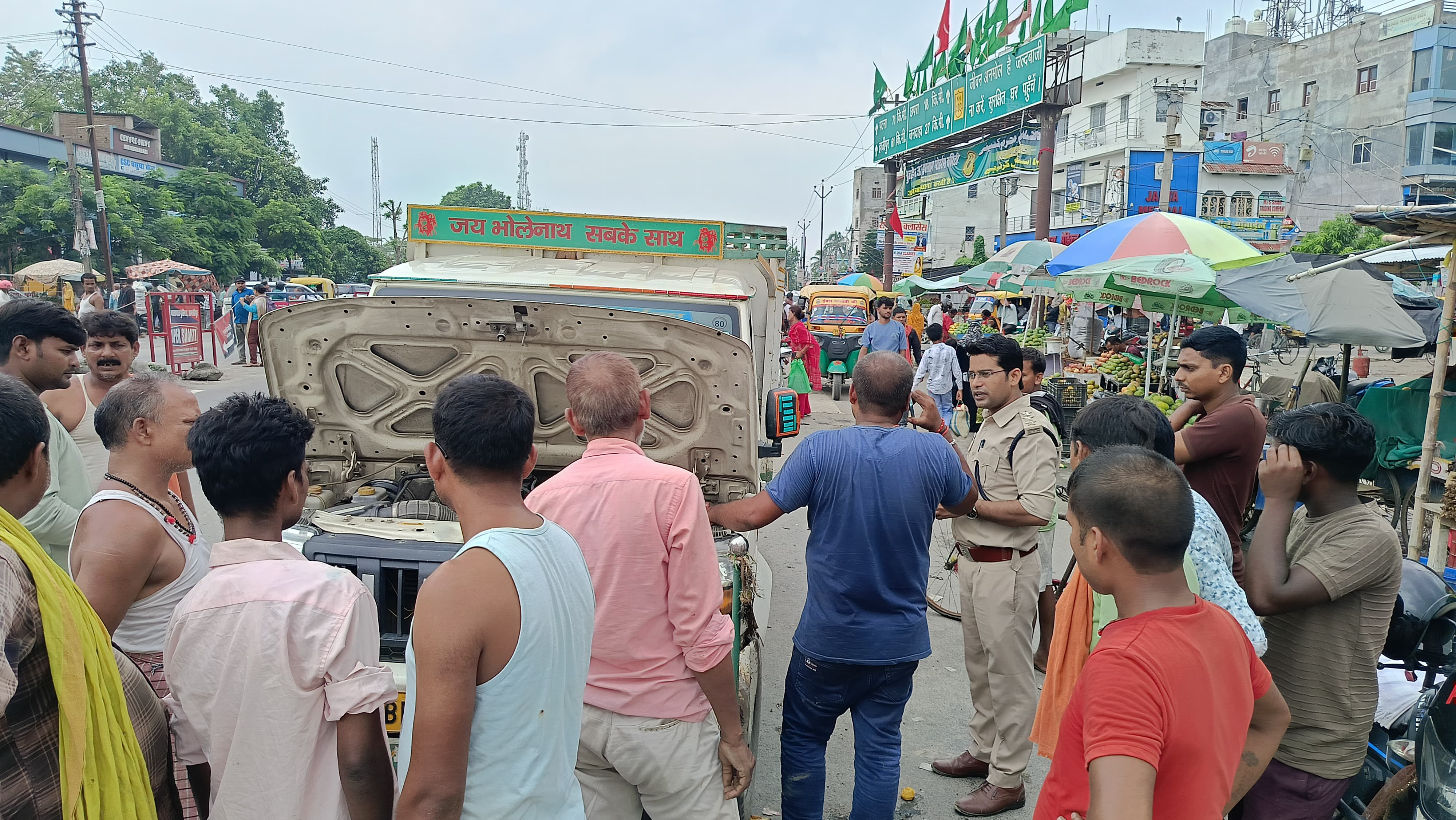 परीक्षा ड्यूटी के लिए रोका वाहन, मालिक ने दूर से बंद कर दिया इंजन, नहीं ले जा सकी पुलिस तो कर दिया चालान