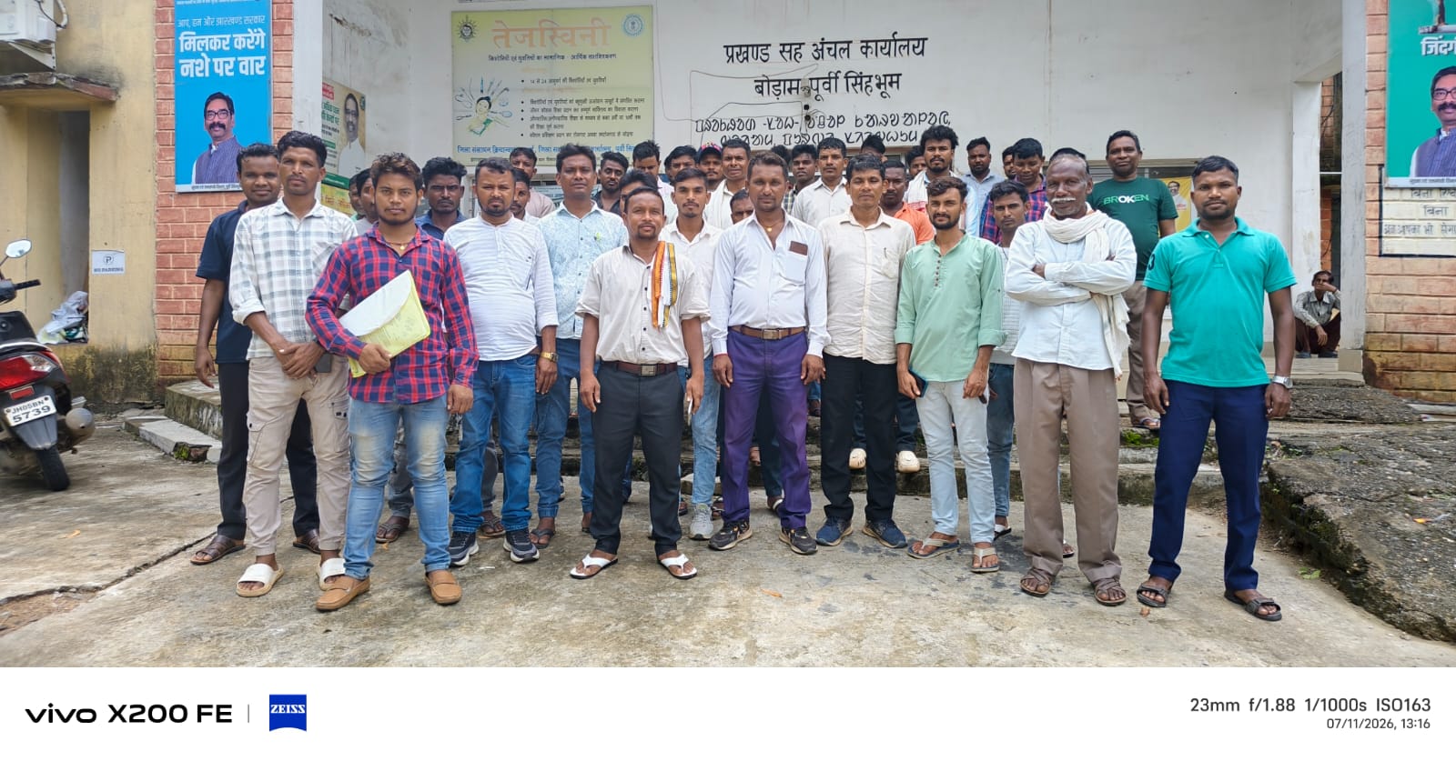 पहाड़पुर में नियमित विद्युत आपूर्ति के लिए बीडीओ को सौंपा ज्ञापन