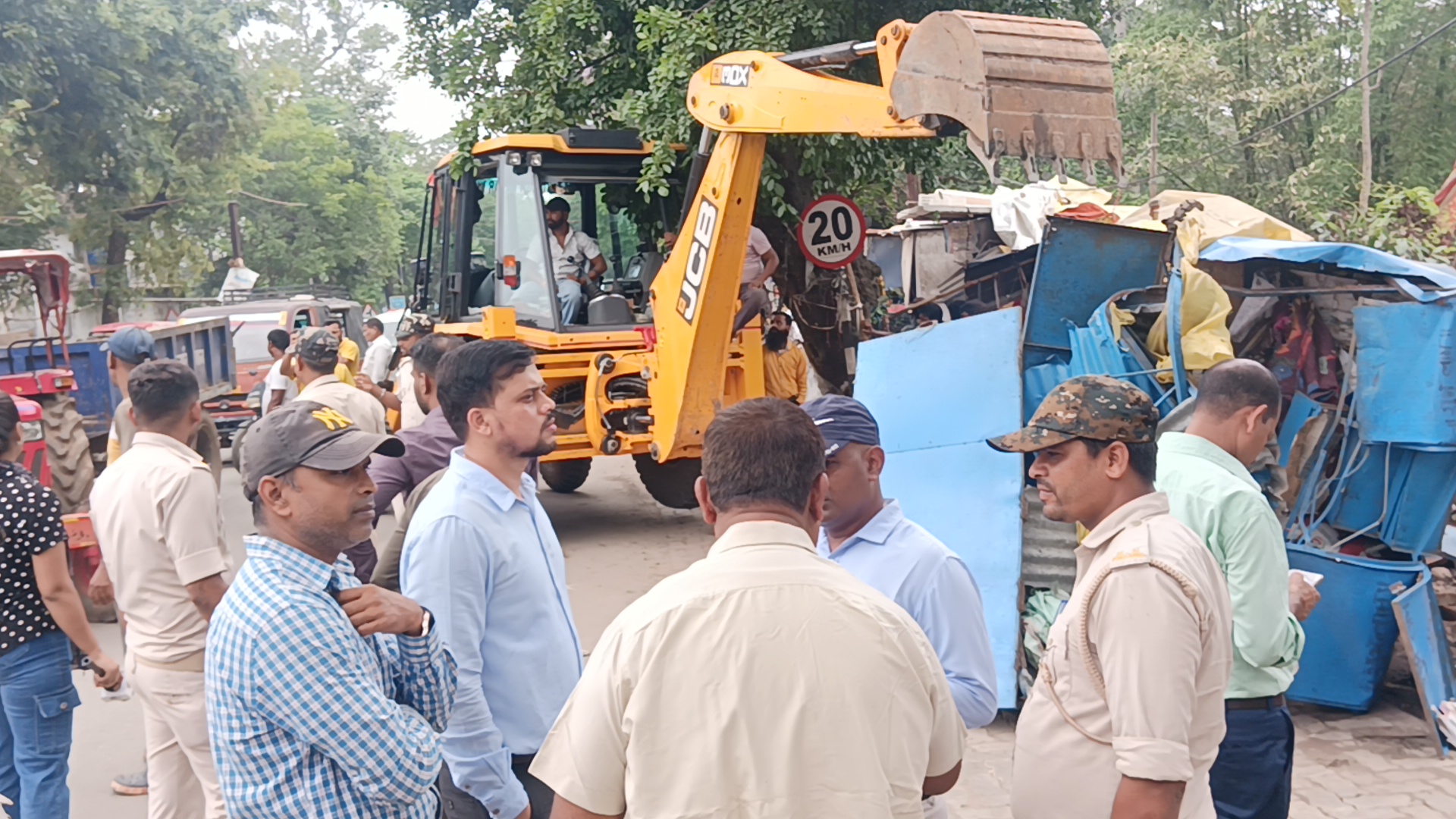 मटवारी रोड में हटाया गया अतिक्रमण, नाली पर लगी अस्थायी दुकानें ध्वस्त