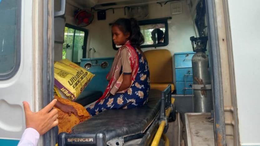 बीमार किशोरी की झाड़-फूंक से बिगड़ी स्थिति, समाजसेवी ने पहुंचाया अस्पताल