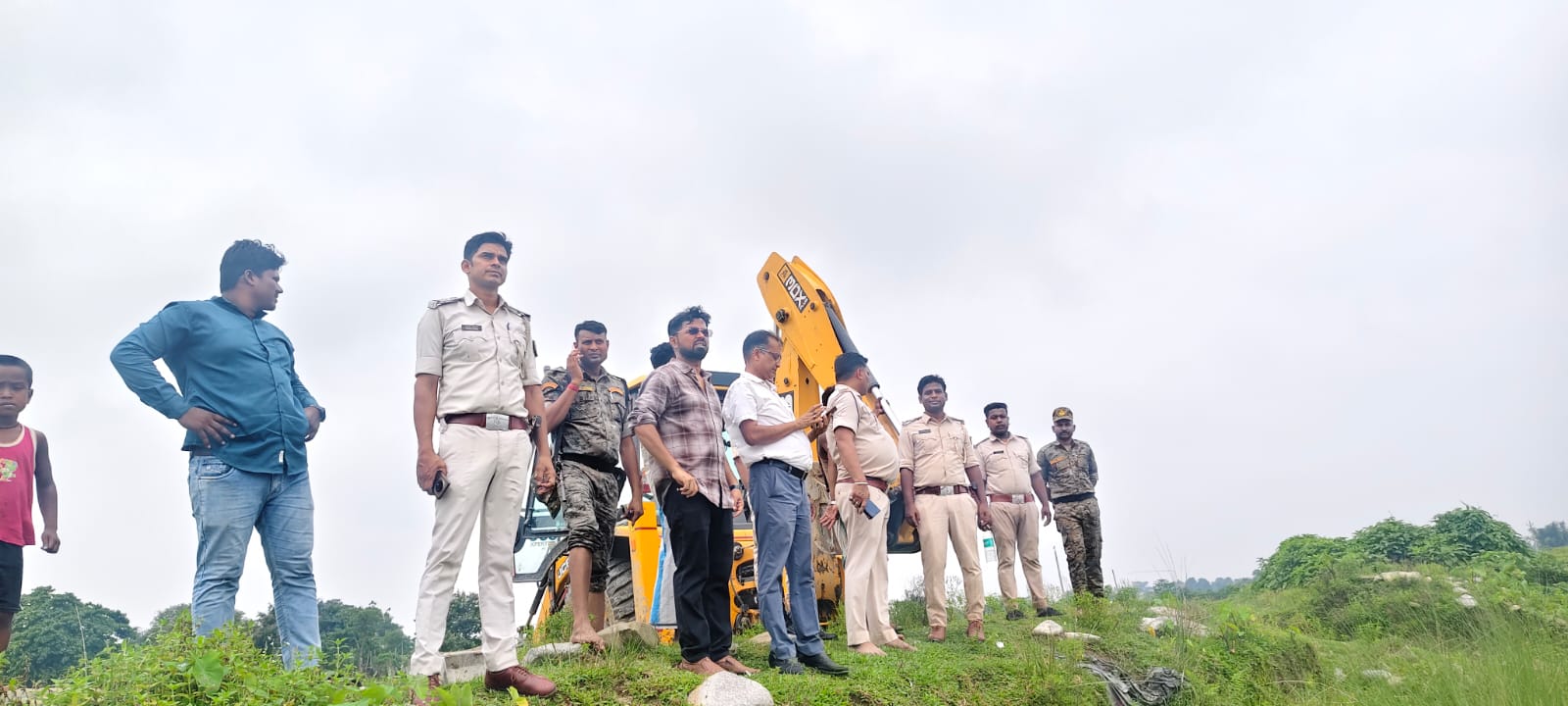 पोठिया में अवैध बालू खनन पर बड़ी कार्रवाई, एक दर्जन से अधिक नावें ध्वस्त
