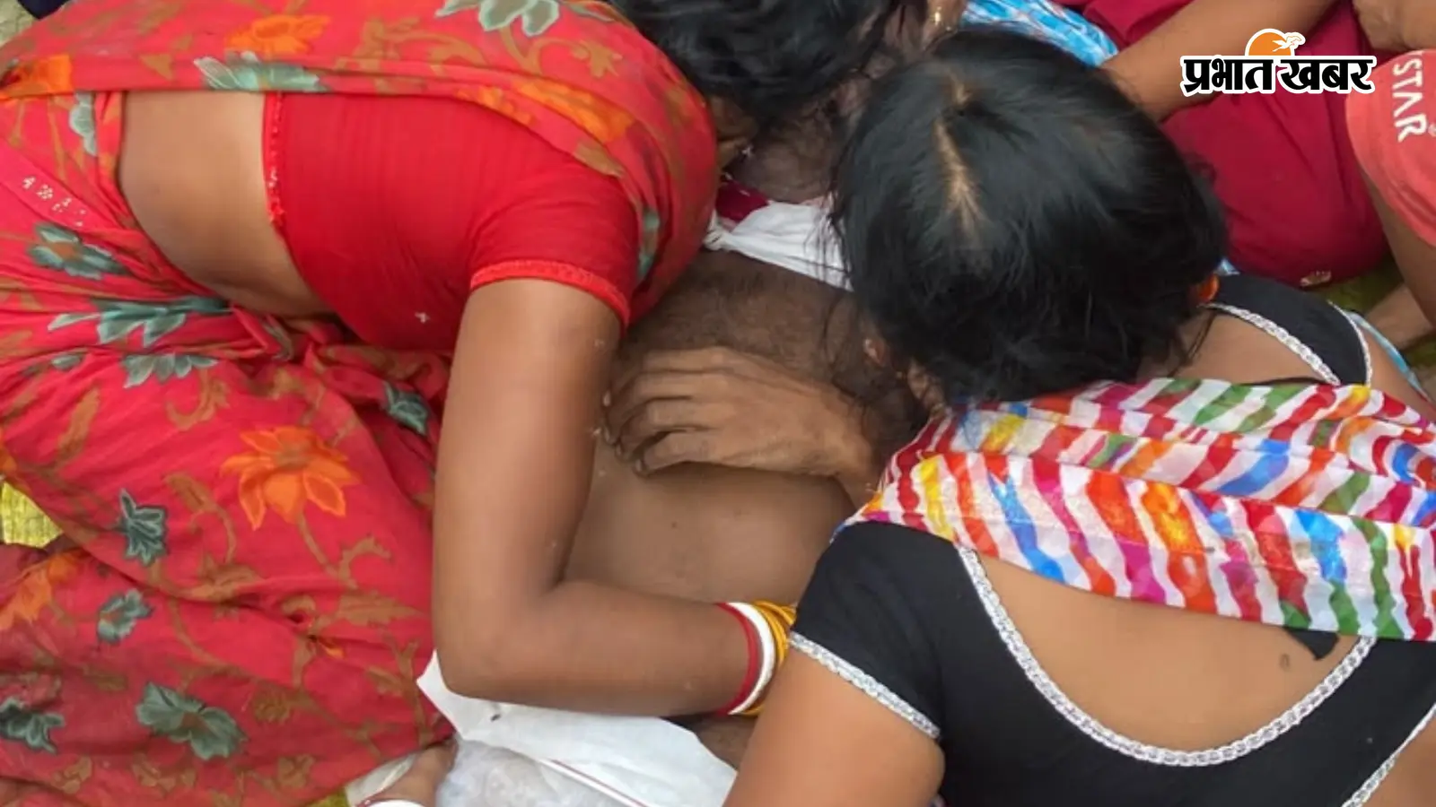 पटना में जर्जर बिजली तार बना मौत का कारण, पूर्व मुखिया के बेटे की करंट लगने से मौत, बचाने पहुंचे 4 लोग भी झुलसे