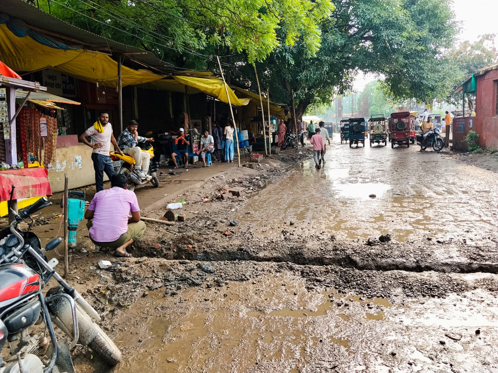 बक्सर: डुमरांव स्टेशन पर नाले से शौचालय की सीवरेज जोड़ने पर विवाद, यात्रियों ने जलभराव और गंदगी को लेकर रेलवे से की शिकायत