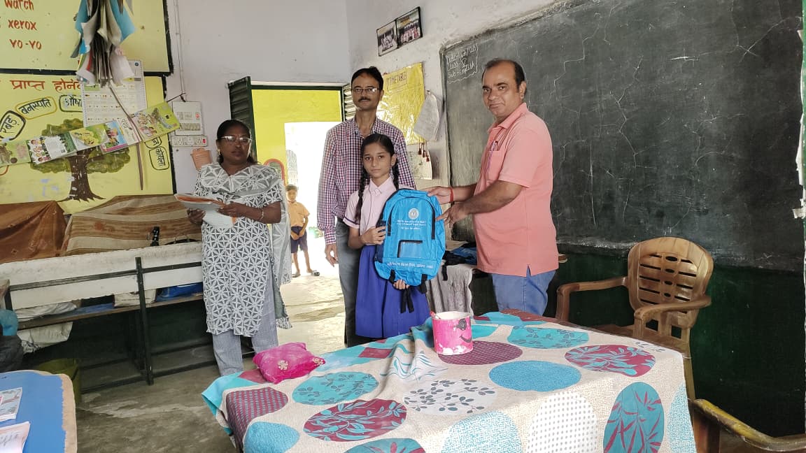 बागबेड़ा के प्राथमिक विद्यालय में 104 बच्चों को स्कूल बैग और पाठ्य सामग्री वितरित