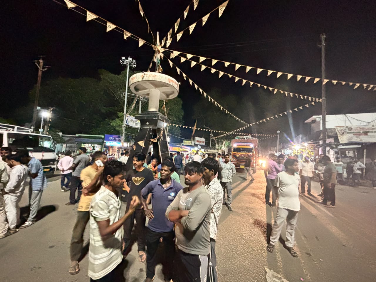 सांसद, विधायक व झामुमो नेता सड़क पर उतर कर कोयला वाहनों का परिचालन ठप कराया