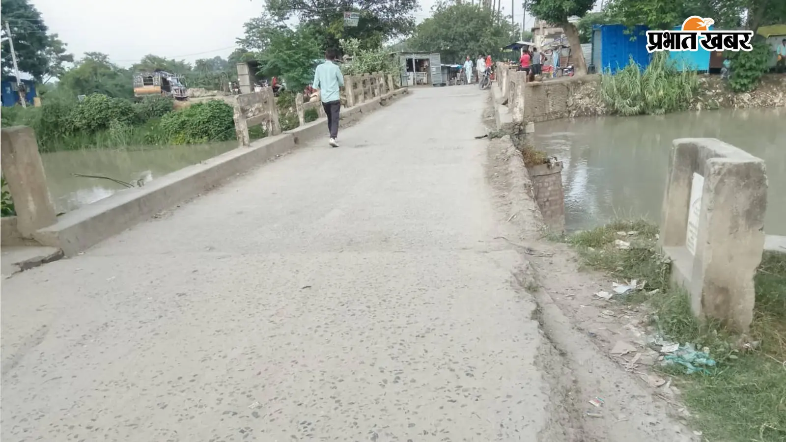 नौतन में गंडक नहर पुल की टूटी रेलिंग दुर्घटना को दे रही दावत