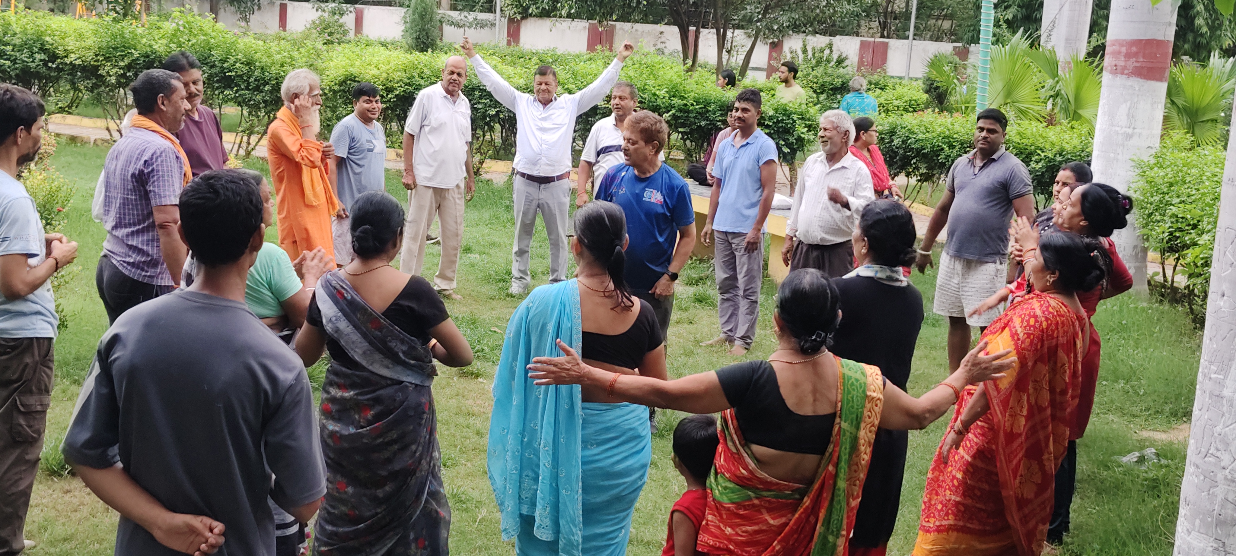 औरंगाबाद के पार्कों में बढ़ा योग का क्रेज, लाफ्टर योग से गूंज रहे ठहाके, फिटनेस के लिए उमड़ रही भीड़