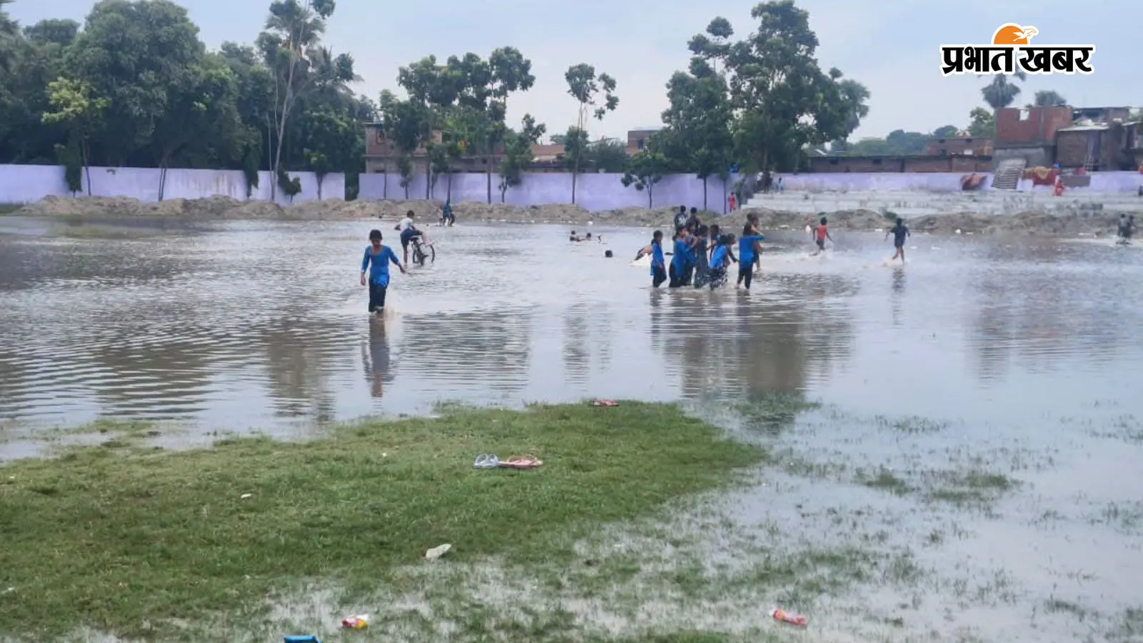 बारिश में झील बना मंझौल का शताब्दी मैदान, करोड़ों खर्च के बाद भी जलनिकासी व्यवस्था फेल