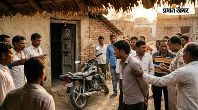 डुमरा में दरवाजे पर खड़ी बाइक चोरी, ग्रामीणों ने आरोपी को दबोचकर पुलिस को सौंपा