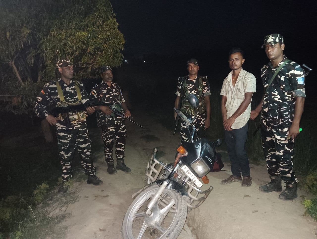 लालबंदी बॉर्डर के पास 67 बोतल नेपाली शराब बरामद, तस्कर निकुंद कुमार दबोचा गया