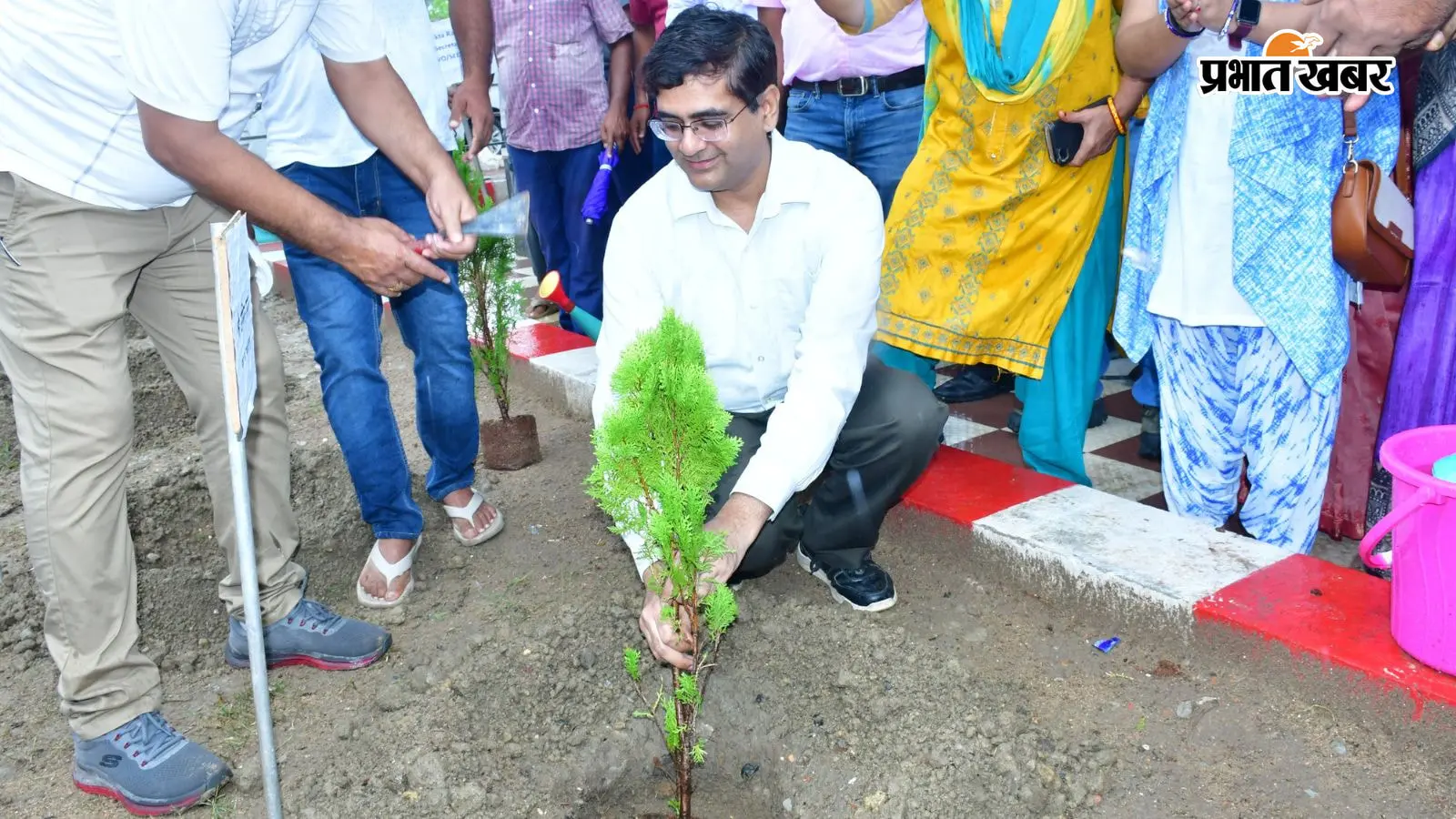 सोनपुर स्टेशन पर 'एक पेड़ माँ के नाम' अभियान, डीआरएम ने लगाया पौधा, 100 महिलाओं को मिले सैनिटरी पैड