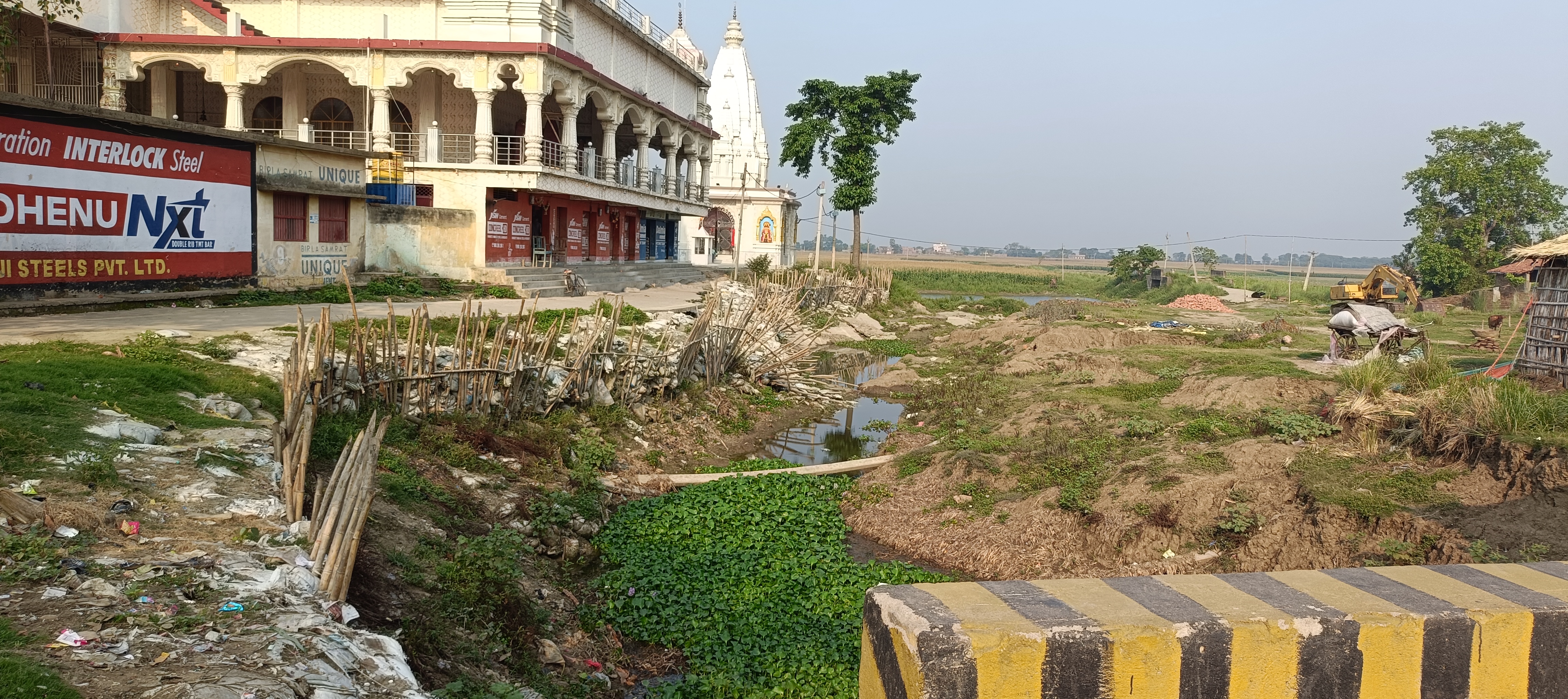 सैदपुर दुर्गा मंदिर पर मंडराया गंगा का खतरा: कटाव निरोधी कार्य न होने से ग्रामीण चिंतित