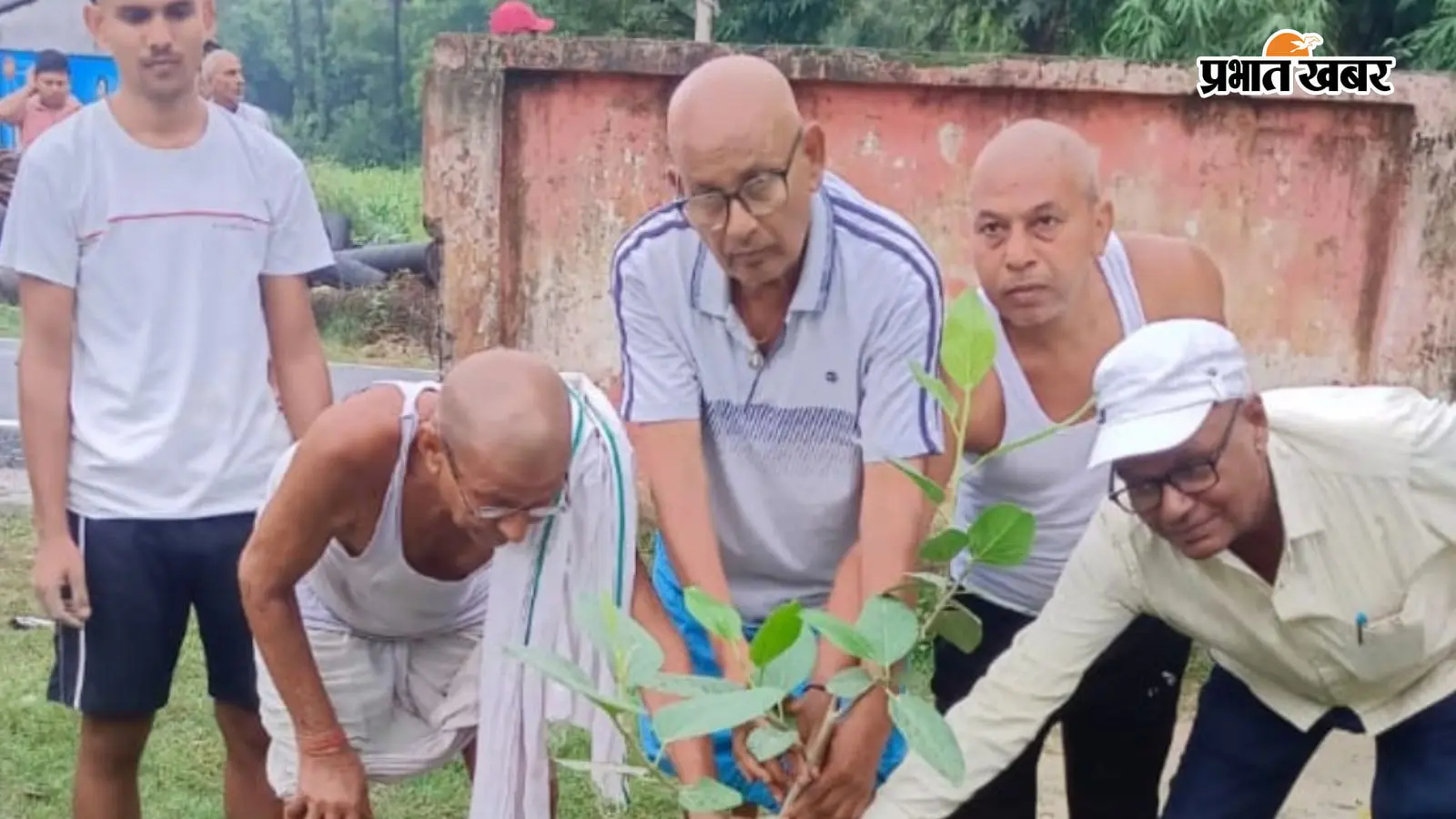 हाजीपुर : श्राद्धकर्म को बनाया प्रेरणा का माध्यम, पीपल, बरगद और नीम लगाकर दी श्रद्धांजलि