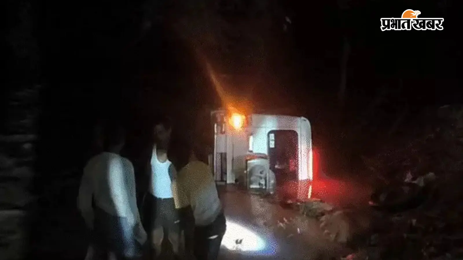 UP की नदियां उफान पर, बारातियों की बोलेरो नाले में बही, प्रदेश के 33 जिलों में भारी बारिश की चेतावनी