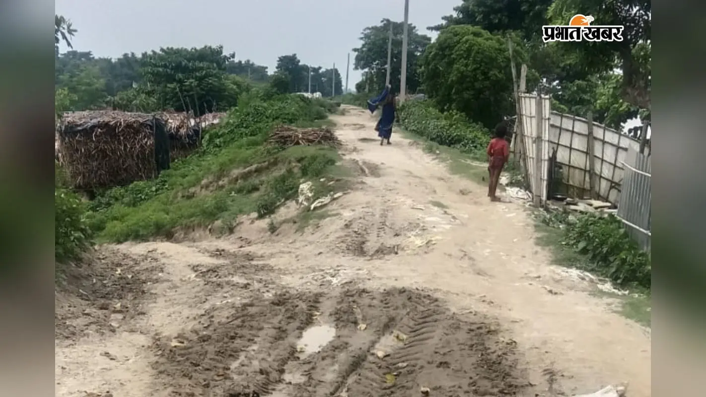 मूसलाधार बारिश से महानंदा का पूर्वी तटबंध जर्जर, बाढ़ से पहले मरम्मत की उठी मांग पैदल चलना हुआ मुश्किल