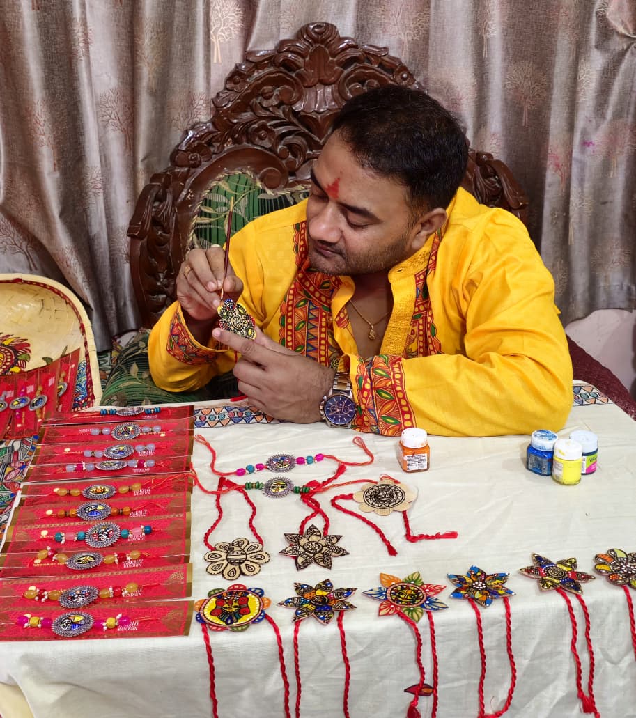चीनी-प्लास्टिक नहीं, इस बार बांस की राखी बांधिए; समस्तीपुर के कलाकार ने तैयार किया खास डिजाइन