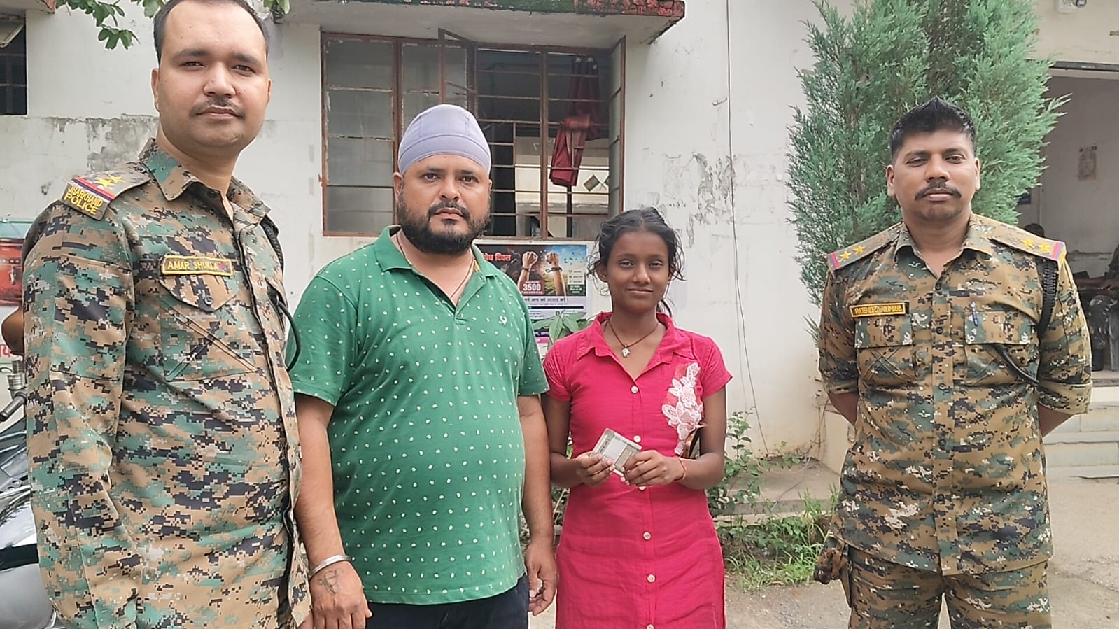 प्रभात खबर में समाचार छपते ही बढ़े मदद के हाथ, गुमला की छात्रा सलोनी के नामांकन का रास्ता हुआ आसान