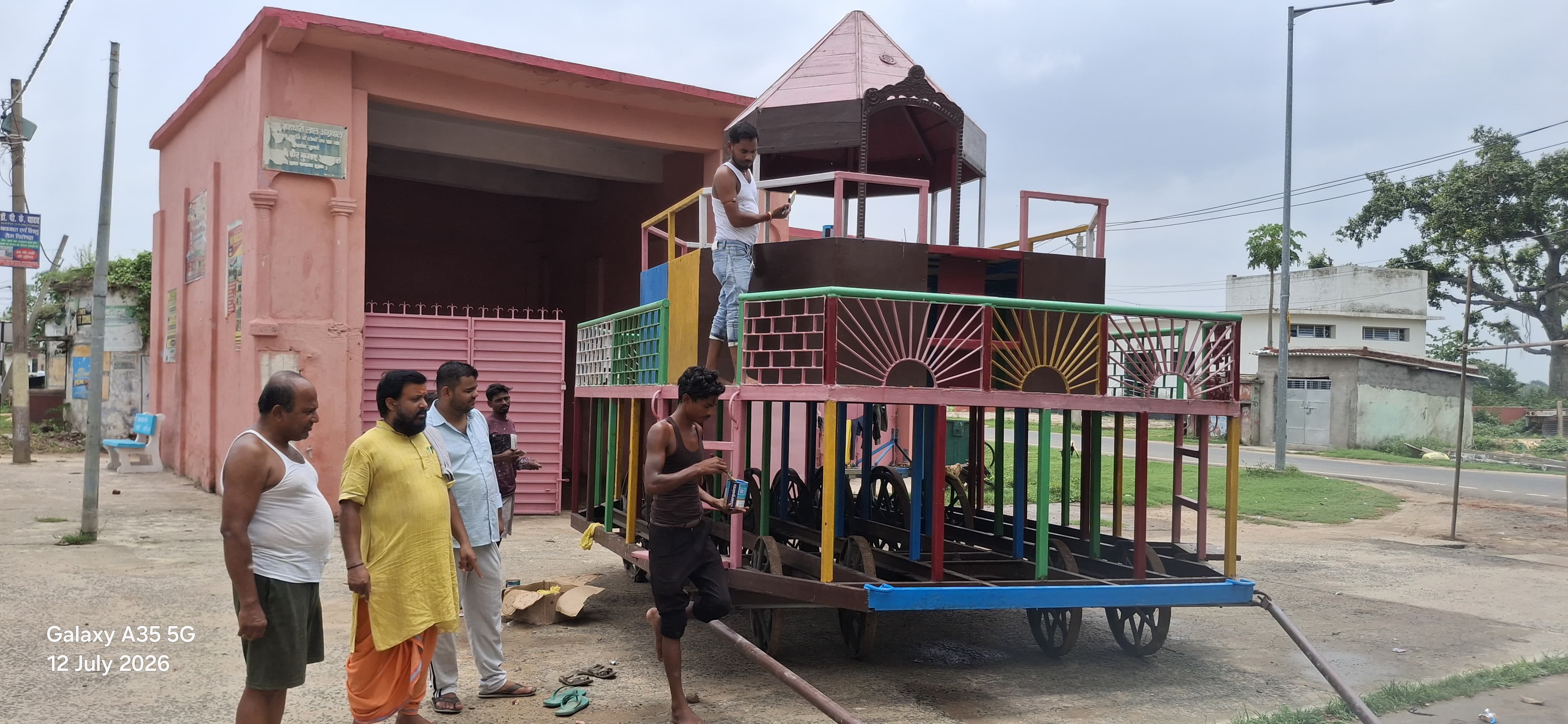 बौंसी में भगवान मधुसूदन की ऐतिहासिक रथयात्रा की तैयारियां तेज: धर्मरथ की रंगाई-पुताई शुरू