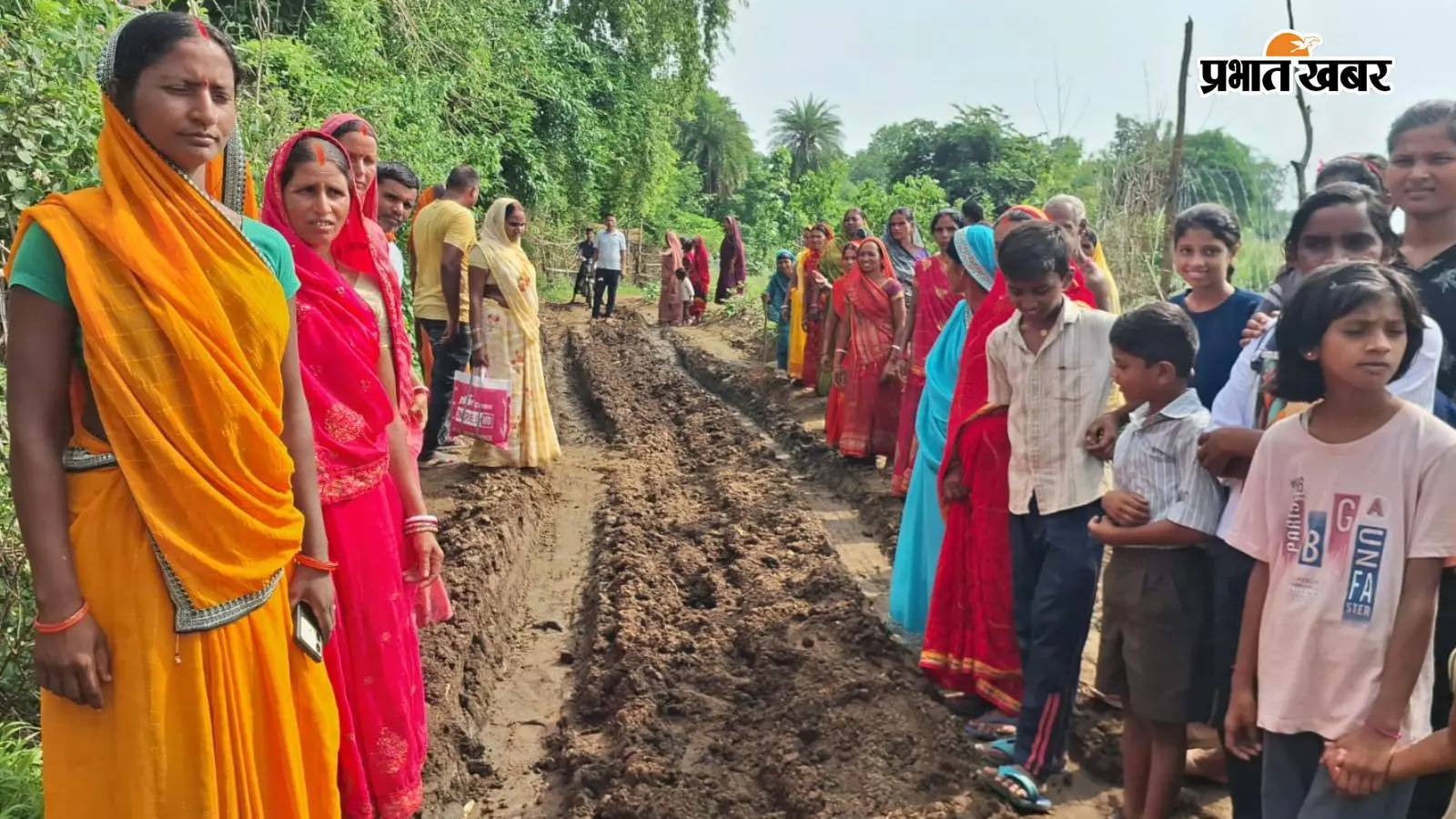 पलामू : 25 वर्षों से सड़क का इंतजार, बारिश में गांव बन जाता है टापू, मरीजों को चारपाई पर ढोने को मजबूर ग्रामीण