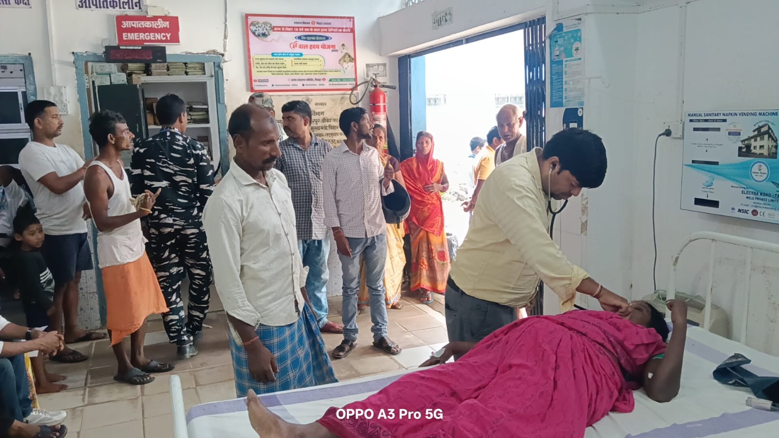 सर्पदंश से गंभीर महिला को तांत्रिक के पास ले जाने पर अड़े परिजन, अस्पताल में हाई वोल्टेज ड्रामा