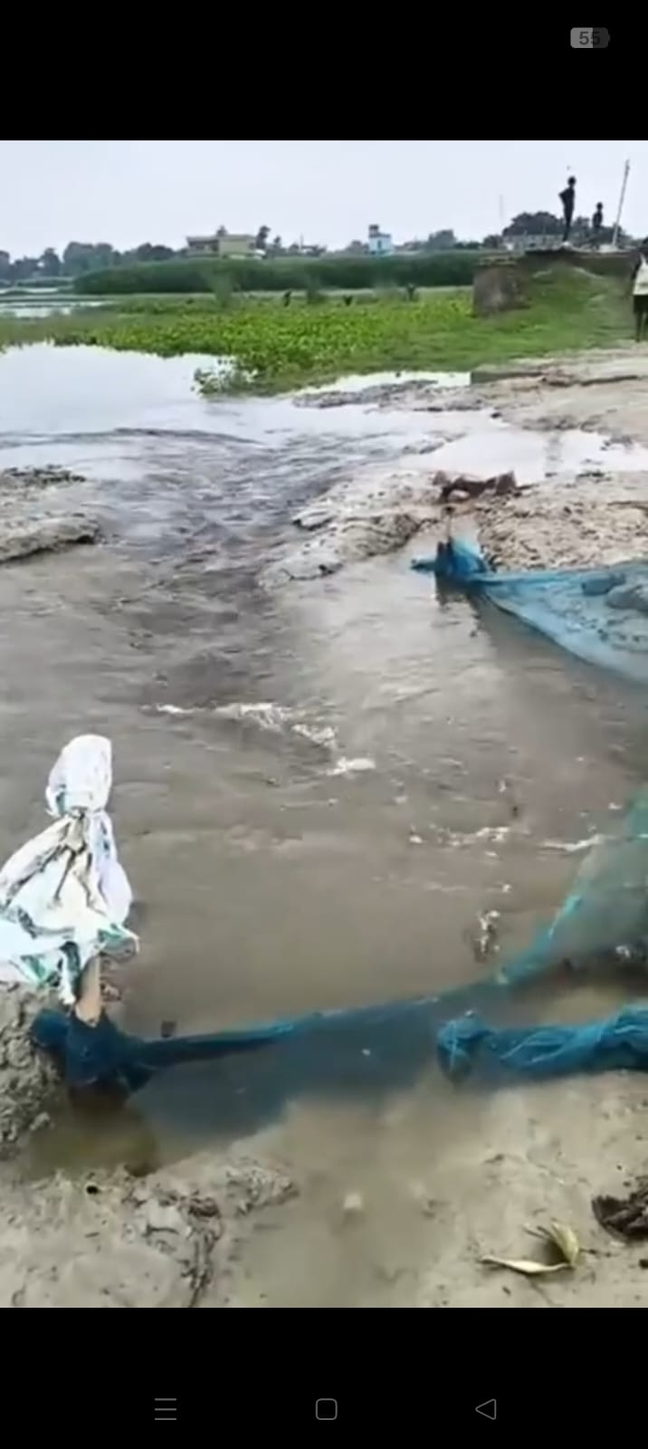 कोसी का जलस्तर बढ़ने से महिषी में बाढ़ का खतरा, सड़क पर ओवरफ्लो से आवागमन ठप