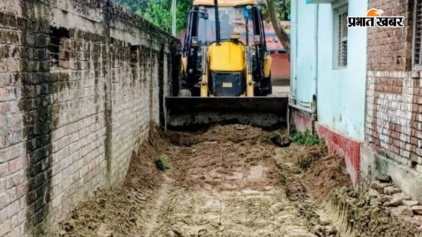 सीवान : बारिश में रास्ता बना दलदल, फिर समाजसेवी ने अपने खर्च पर बदल दी तस्वीर