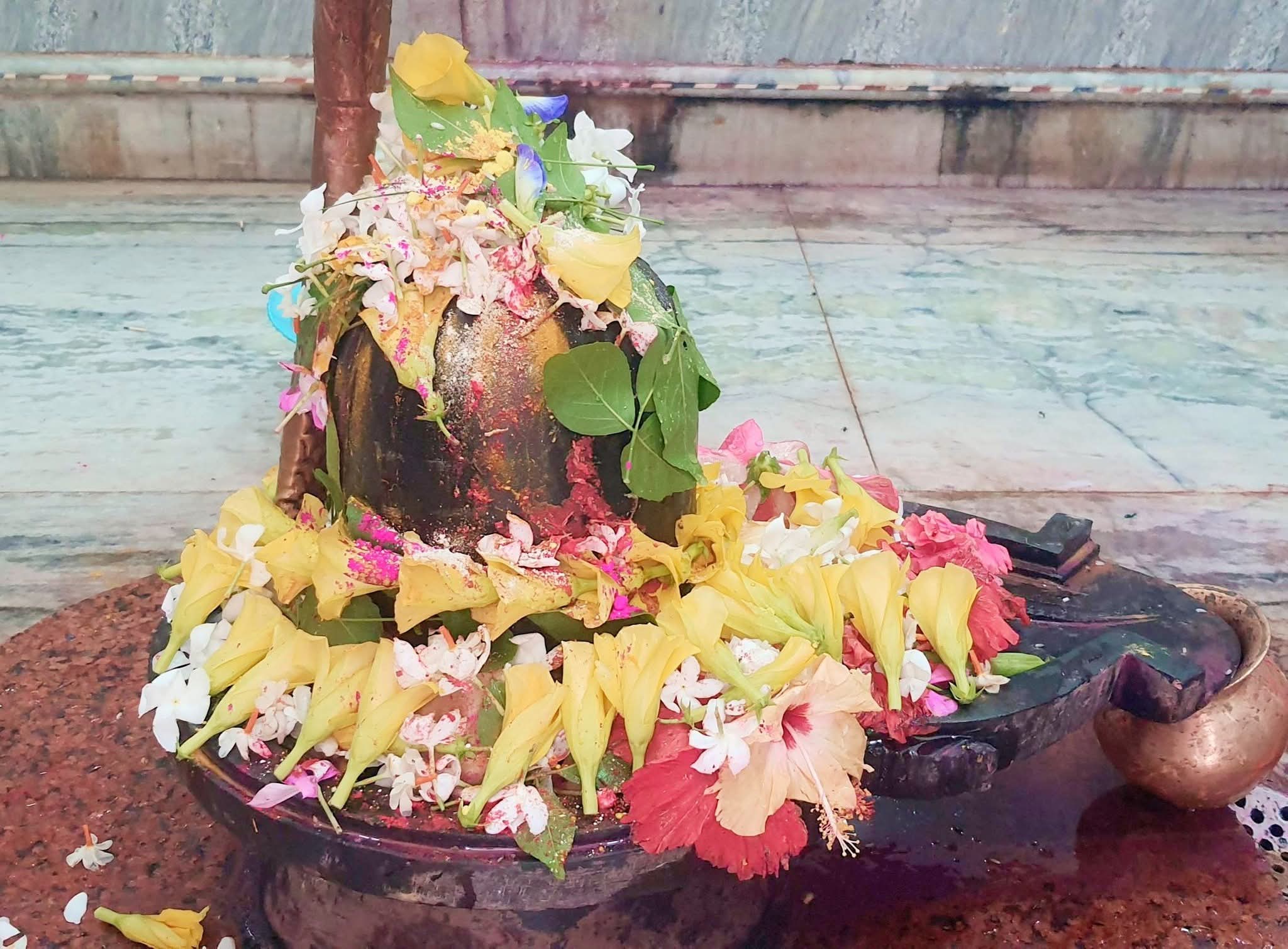 कटोरिया के शिव मंदिरों में मासिक शिवरात्रि की धूम: जलाभिषेक के लिए उमड़ी श्रद्धालुओं की कतारें