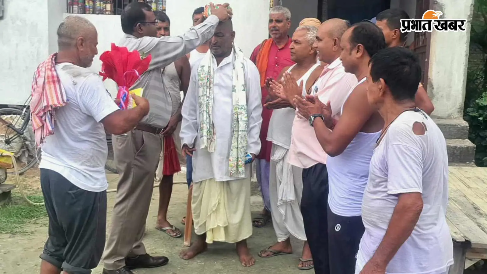 41 साल बाद घर लौटे उमेश मिश्र से मिलने पहुंचे निवर्तमान बीडीओ, पाग-अंगवस्त्र पहनाकर किया स्वागत