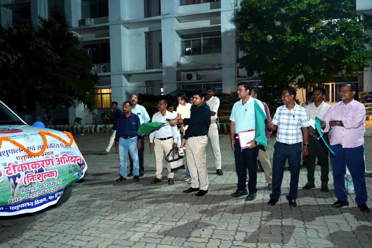 चाईबासा में समाहरणालय परिसर से चलंत पशु चिकित्सा वाहन को किया रवाना