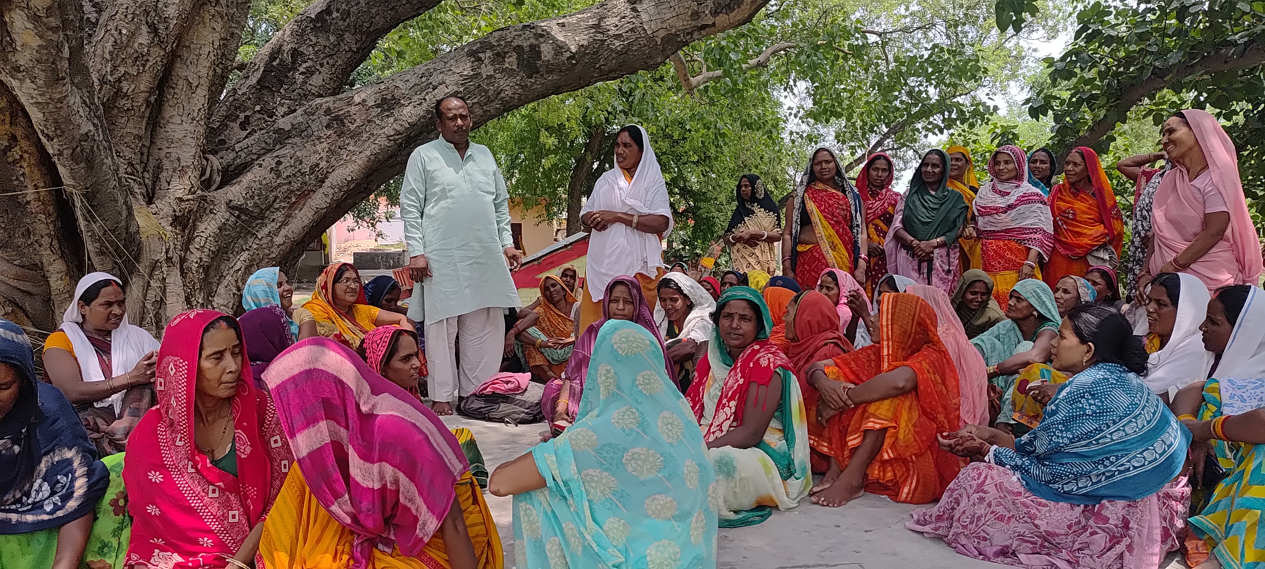 कैमूर में रसोइयों ने सरकार के खिलाफ खोला मोर्चा, '3300 में दम नहीं, 20 हजार से कम नहीं' का दिया नारा