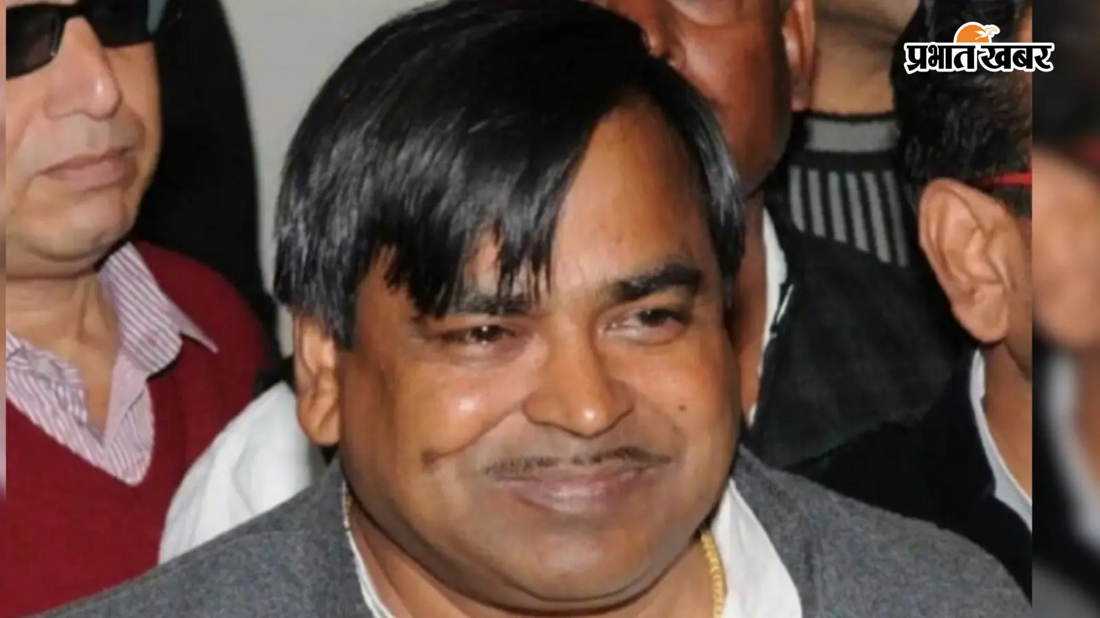 जेल में बंद गायत्री प्रजापति पर जमीन कब्जाने का आरोप, महिलाओं ने थाने का किया घेराव