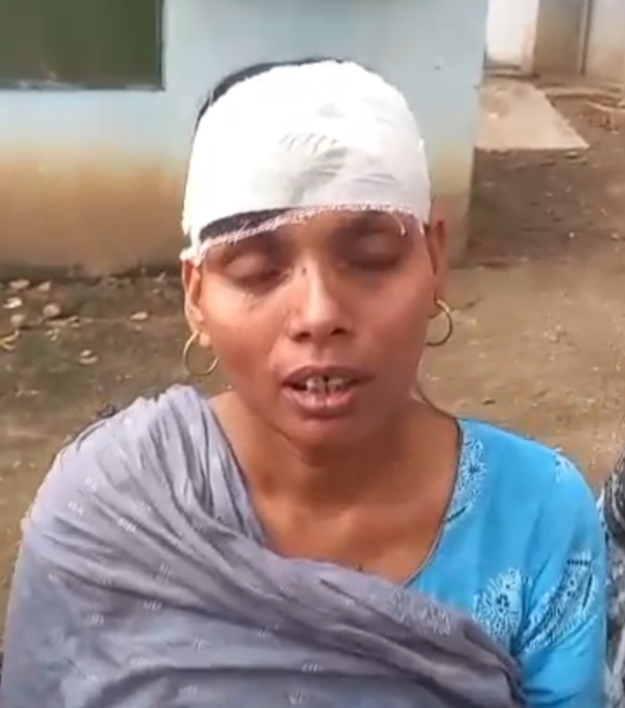 सोनो-चकाई मार्ग पर यात्रियों से भरा टैंपो पलटा, महिला-बच्चों समेत आधा दर्जन घायल