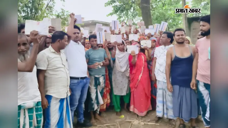 बारसोई में राशन कार्ड से नाम कटने पर ग्रामीणों ने किया प्रदर्शन, पात्र लाभुकों का नाम जोड़ने की मांग