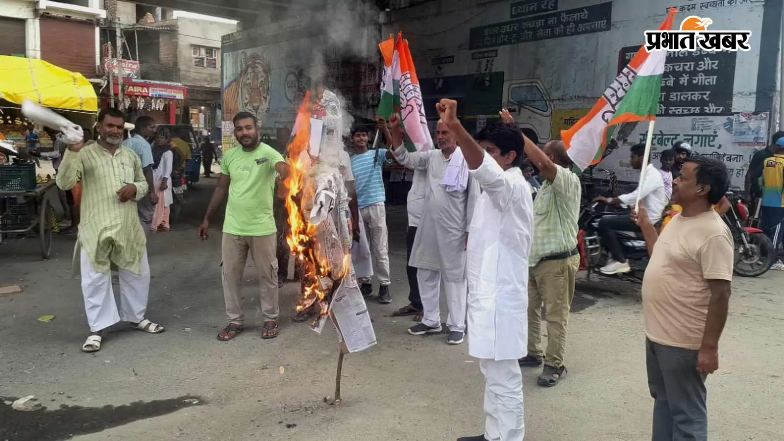कांग्रेस ने फूंका केंद्रीय शिक्षा मंत्री धर्मेंद्र प्रधान का पुतला, पेपर लीक के खिलाफ खोला मोर्चा