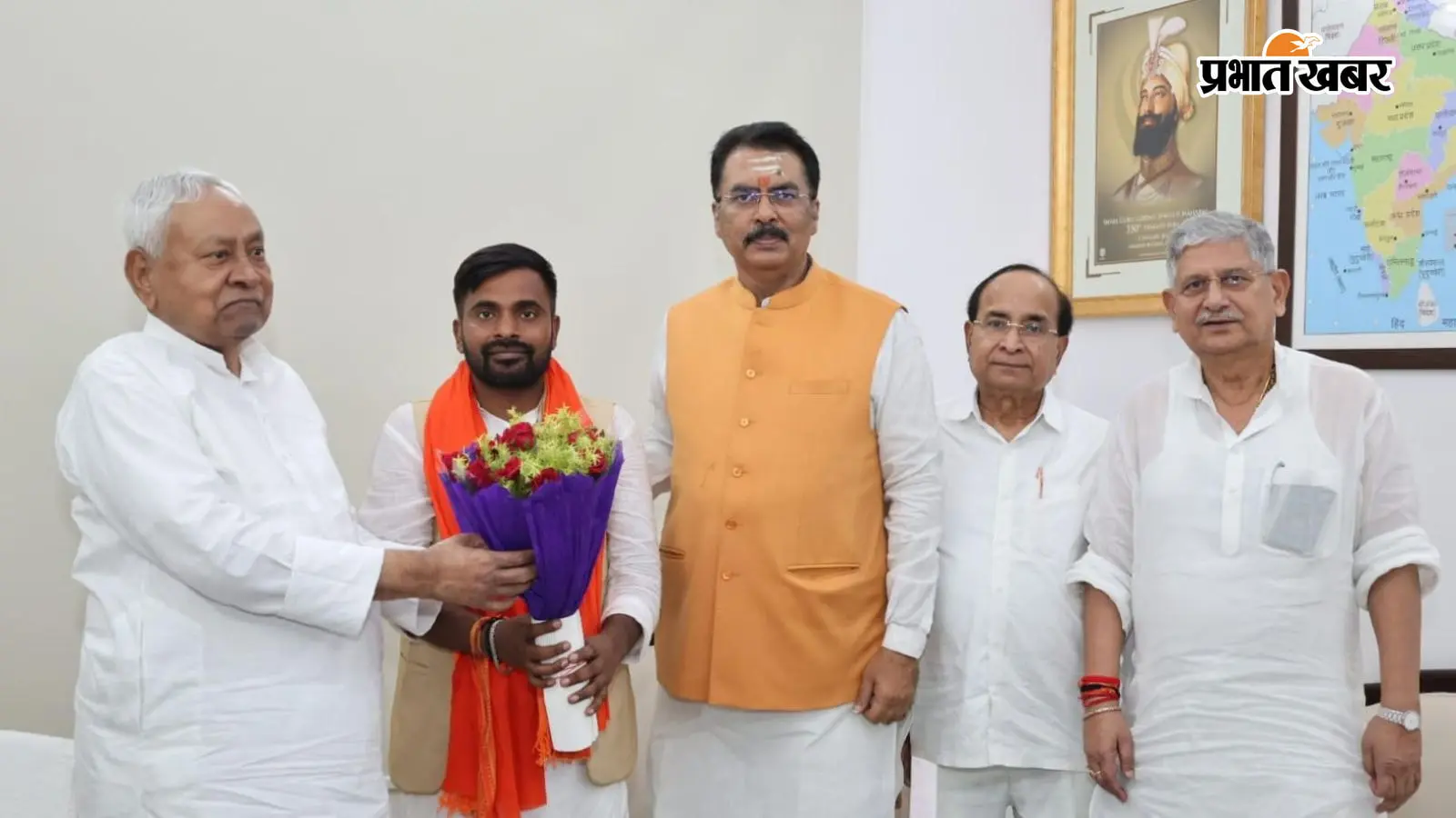 बांकीपुर सीट पर उपचुनाव से पहले एनडीए का शक्ति प्रदर्शन, पूर्व सीएम नीतीश कुमार से मिले नीरज सिन्हा