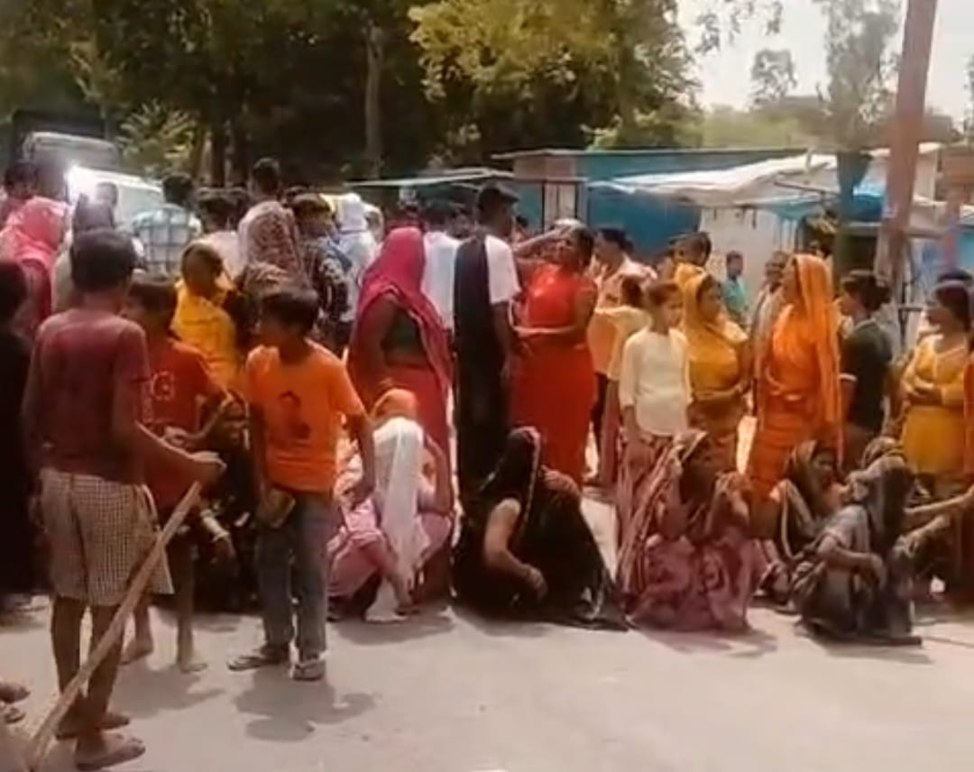 शव आने के बाद जाम लगाते ग्रामीण 