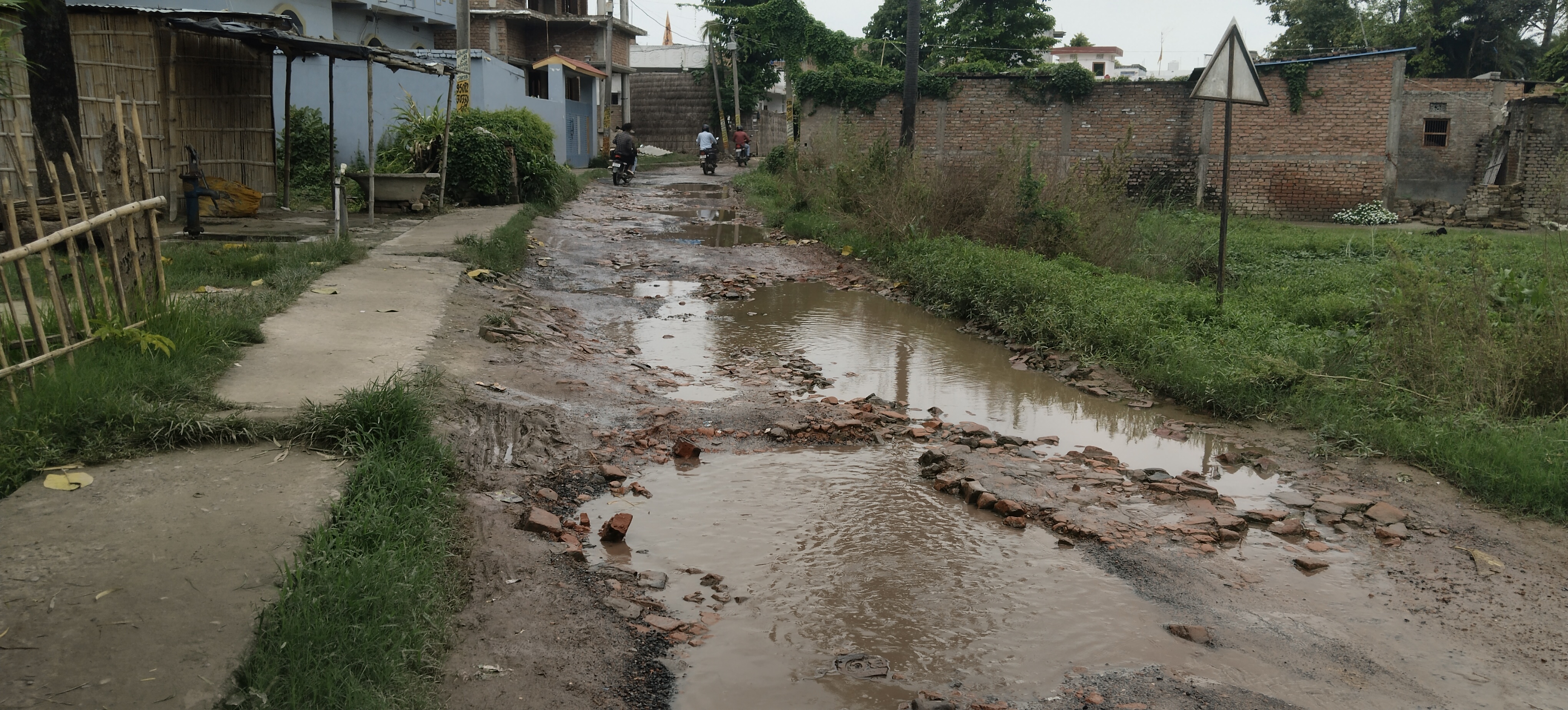 मानसून की पहली बारिश में डूबा मधुबन, सड़कें बनीं तालाब; नाला जाम और अतिक्रमण से बढ़ा संकट