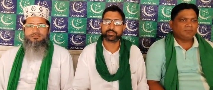 प्रेसवार्ता करते प्रदेश महासचिव मोहम्मद शमीम खान, साथ में मौजूद संगठन प्रभारी मोहम्मद नसीम खान व सन्ने खान 