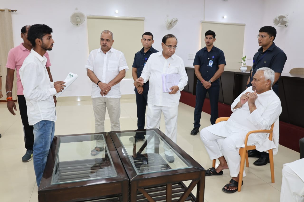 छात्र जदयू नेता ने पूर्व मुख्यमंत्री नीतीश कुमार से की मुलाकात, एमजेके कॉलेज मामले में कार्रवाई की मांग