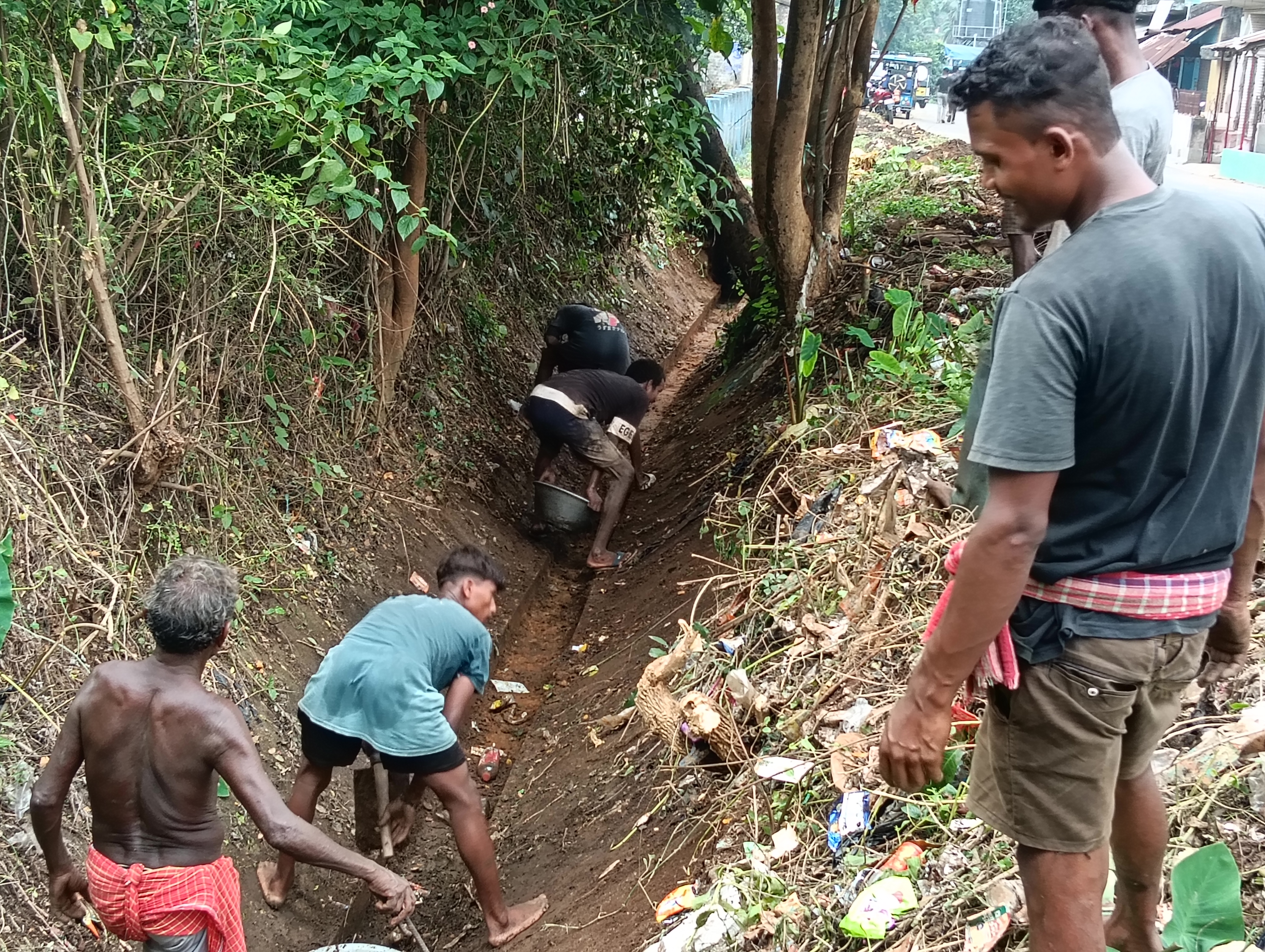 रानीबहाल के किसानों ने श्रमदान कर की झाड़ी व नहर की गाद सफाई