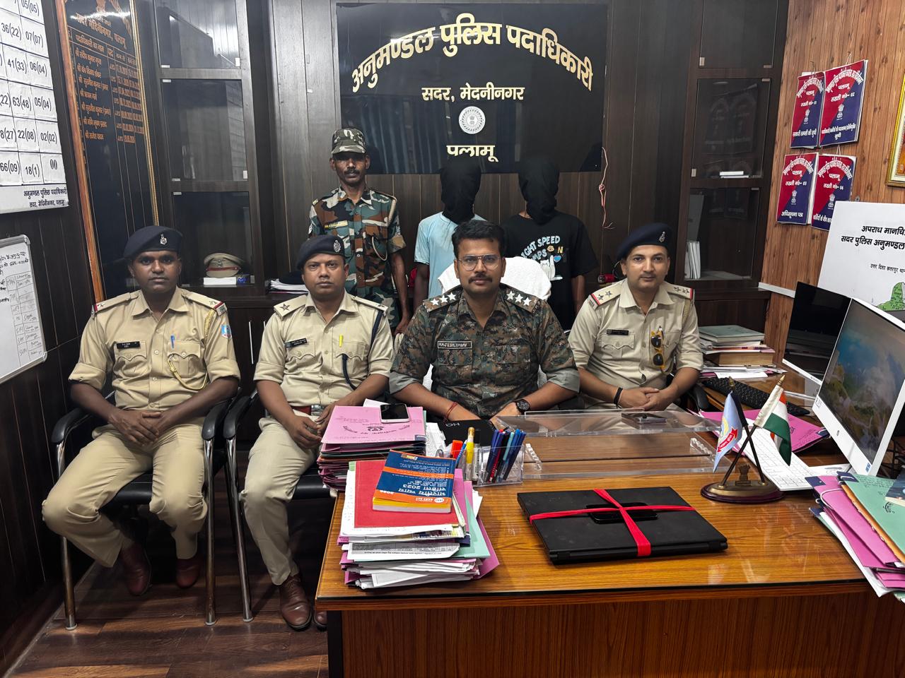 चोरी के आरोप में दो गिरफ्तार, लैपटॉप आईफोन बरामद
