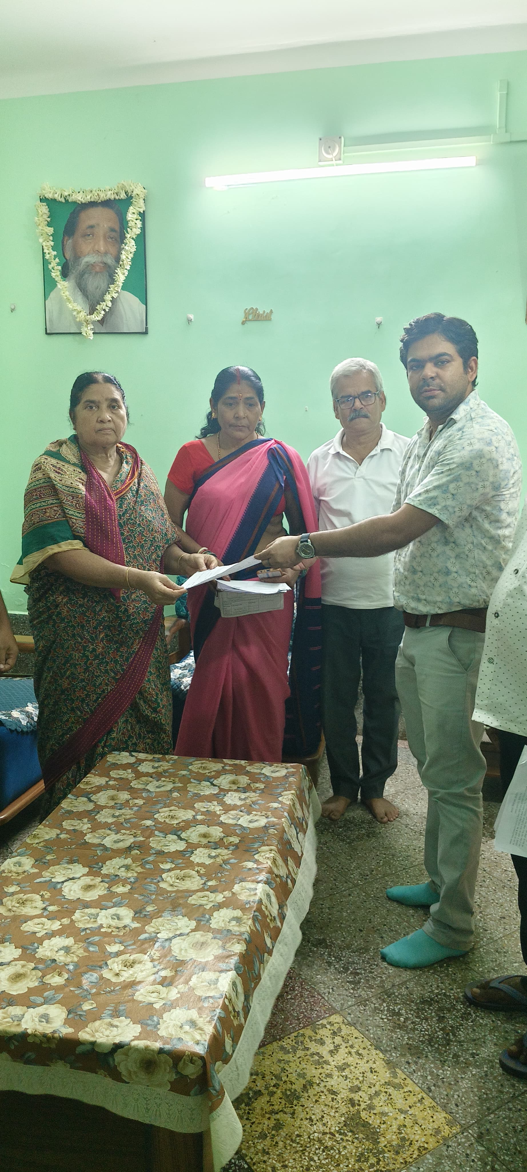 राजमहल सांसद की मां ने भरा एसआईआर गणना प्रपत्र