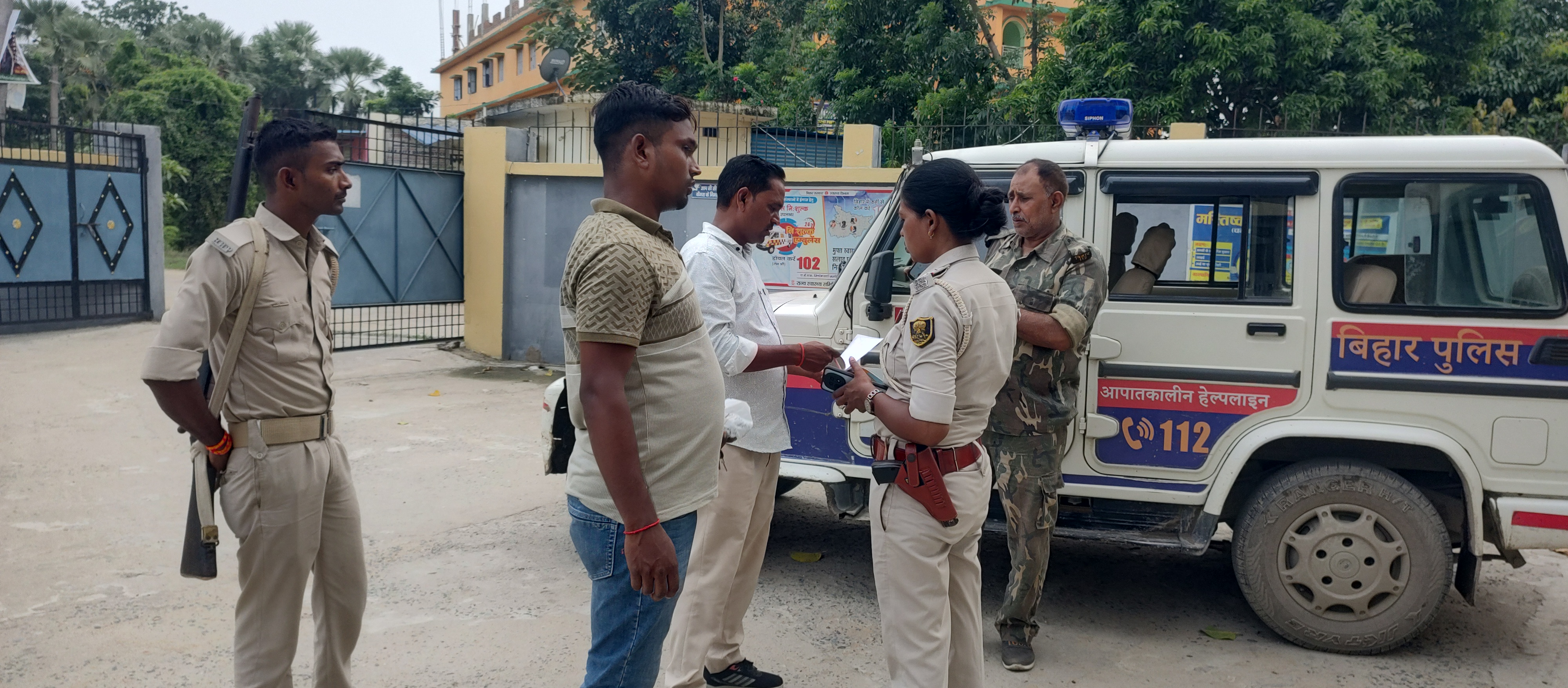 सारण: कृष्णा चौक के पास अनियंत्रित होकर पलटी मिनी पिकअप, एक युवक की मौत, एक हिरासत में