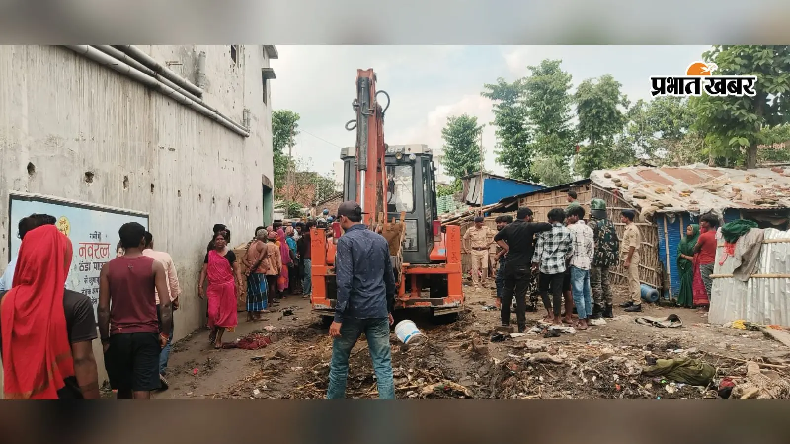 कोर्ट के आदेश पर सिमराही में तीसरी बार चला अतिक्रमण हटाओ अभियान, विरोध व पथराव के बीच कार्रवाई
