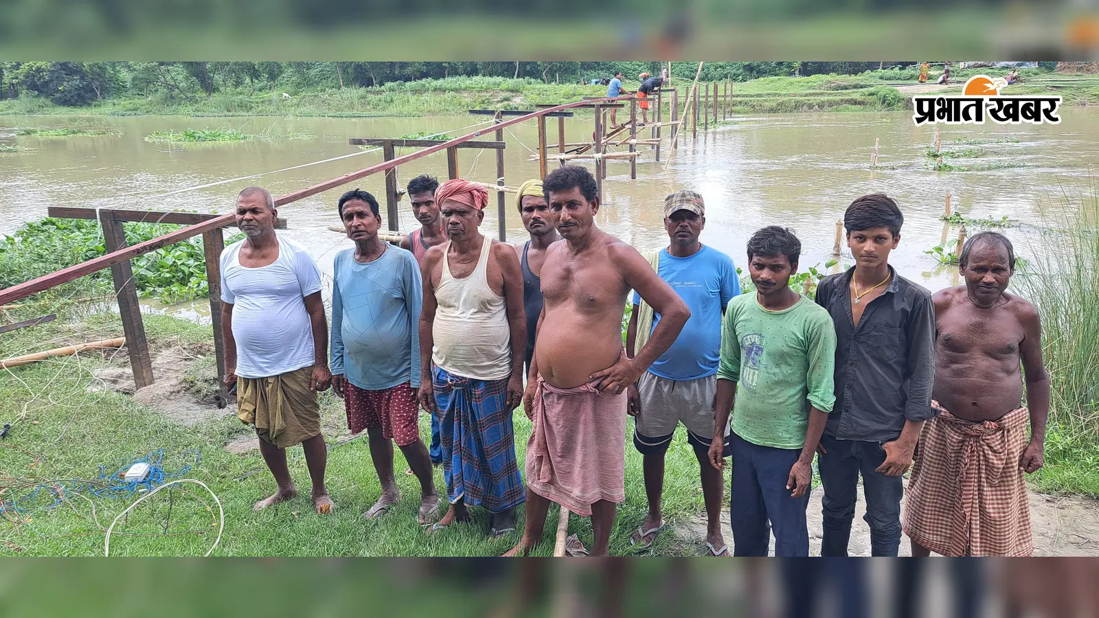 श्रमदान और अर्थदान से सुरसर नदी पर बन रहा लोहे का चचरी पुल, ग्रामीणों में उत्साह