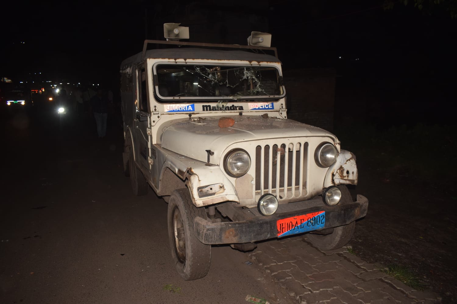 झरिया के कतरास मोड़ पर शराबियों ने पुलिस पर किया पथराव, गाड़ी का शीशा टूटा