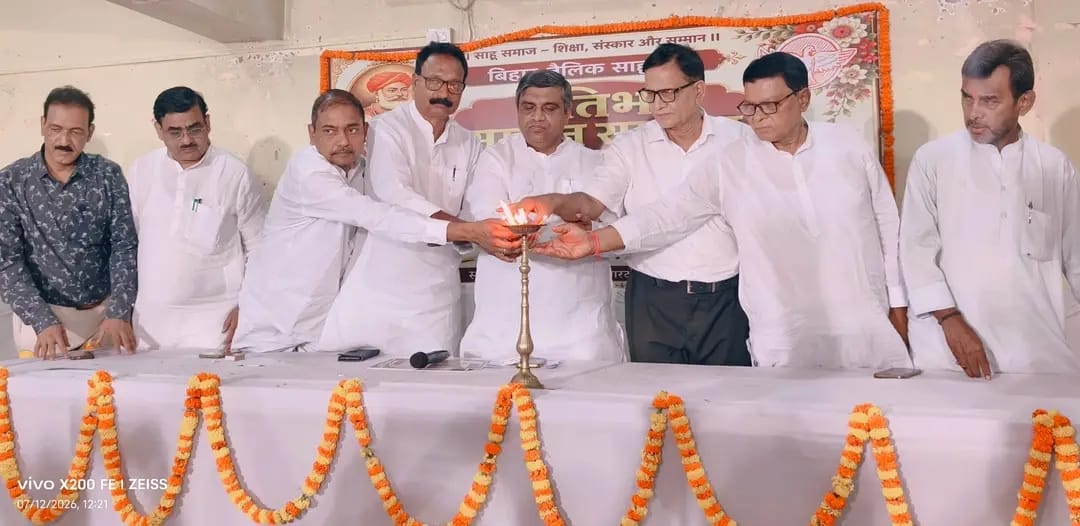 मुख्य अतिथियों ने किया दीप प्रज्वलन