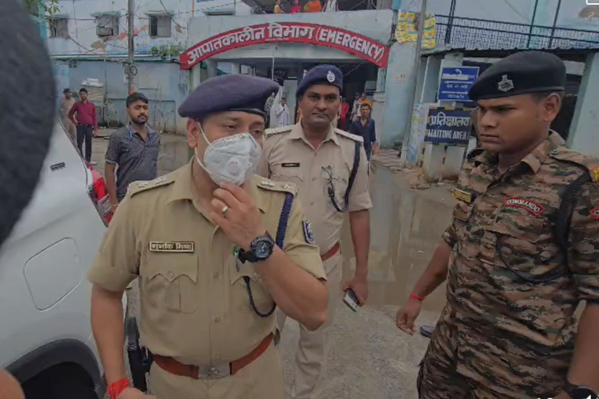 घटना की जानकारी देते एसपी.